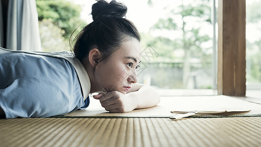 躺在地板上无聊的少女图片