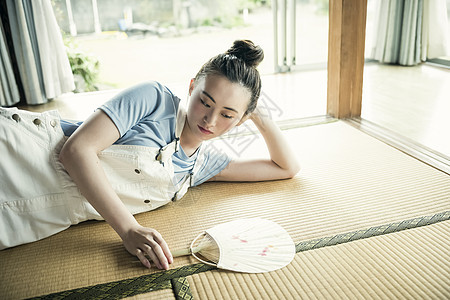 在家放松的妇女图片