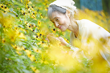 庭院里老人闻花香味图片