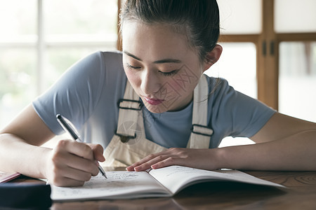 女孩起居室一个学习的女人图片