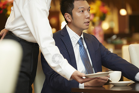 男白领在咖啡馆喝咖啡图片