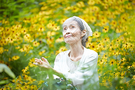 在花园里散步的老人图片