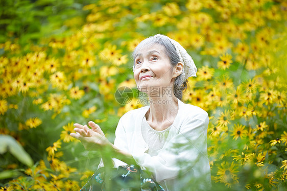 在花园里散步的老人图片