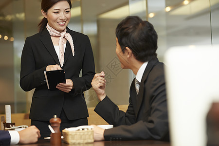 四十来岁日本人商界女在酒店餐厅工作的女图片
