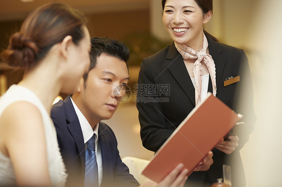 拍犹豫人物在酒店餐厅工作的女图片