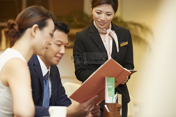 日本人旅馆力群在酒店餐厅工作的女图片