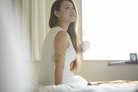 20多岁红茶旅途放松在旅馆的一名妇女图片