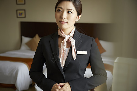 一人高兴活力在酒店工作的女图片