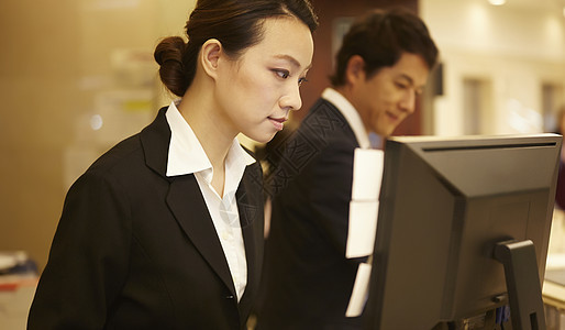 看见两个人女强人在酒店接待处工作的女人图片