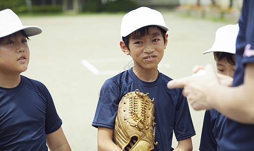 田地棒球帽学校男孩棒球队练习图片