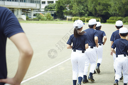 日本年轻的女孩校园男孩棒球练习运行图片