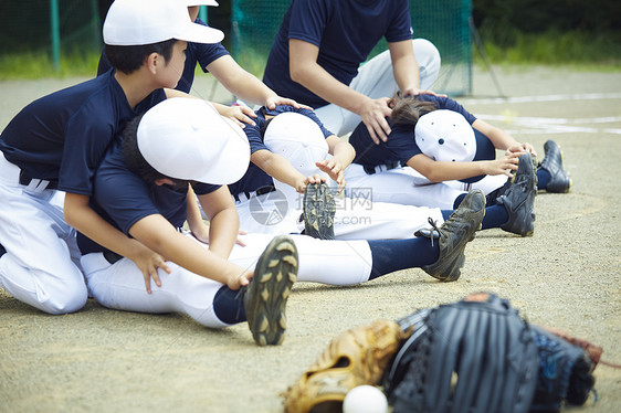 上司工头热身运动男孩棒球练习伸展准备图片