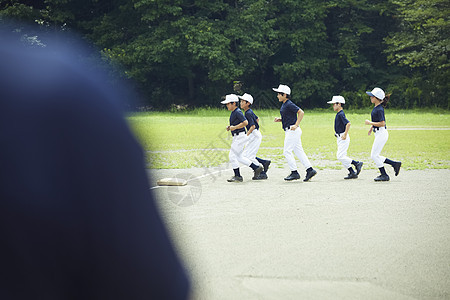 制服男工头男孩棒球练习运行图片
