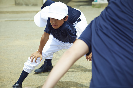 三个人学校儿童男孩棒球练习伸展准备图片