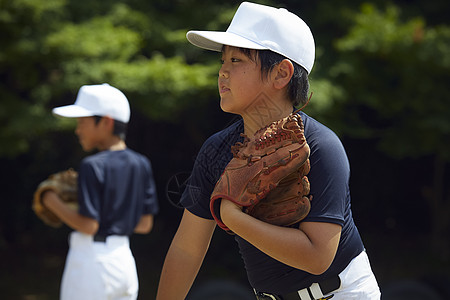 儿童棒球投球练习图片