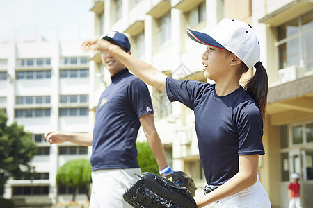 校园锻炼孩子练习棒球投球图片