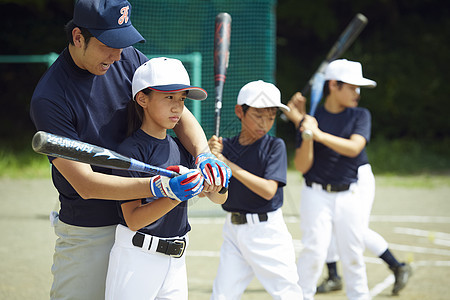 男子田地小孩男孩棒球女孩实践的打击画象图片
