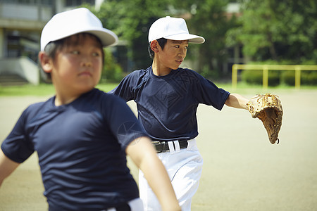 男孩们沥青青年男孩棒球运动员实践的投球画象图片