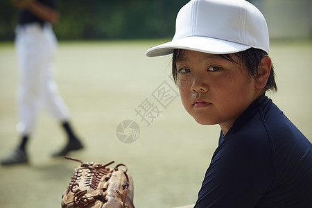 小男孩打棒球图片