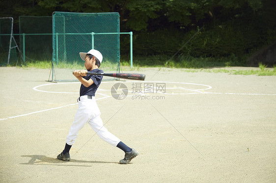 小男孩打棒球图片