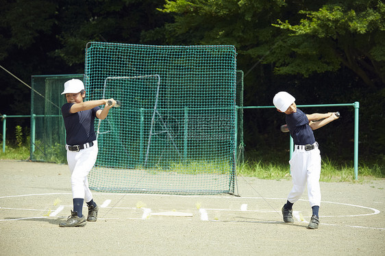 幼兽棒球选手通体练习击球棒球的孩子图片