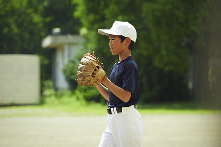 小学一人球场男孩棒球运动员实践的投球画象图片