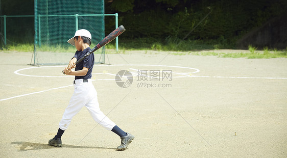 制服人类男孩们男孩棒球男孩练习击球图片
