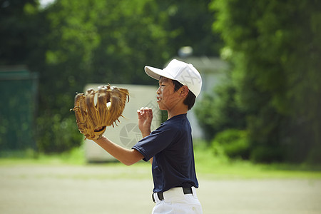 留白外形清爽男孩棒球运动员实践的投球画象图片