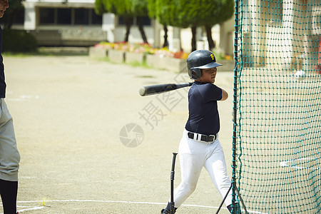 夏天少年棒球联合会青年男孩棒球男孩练习击球图片