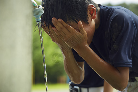 健身空白部分孩子男孩棒球断裂水男孩洗涤的面孔图片