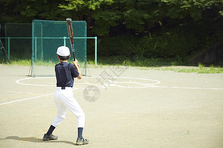 背影运动场摆动练习男孩棒球男孩练习击球图片