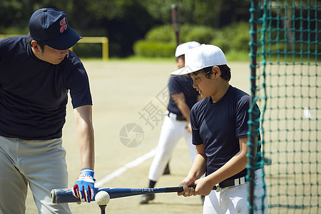 运动研修敲击男孩棒球男孩练习击球图片