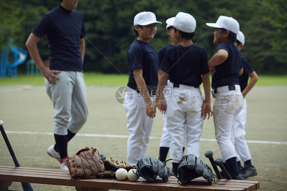 较年轻拿出比赛男孩棒球练习队员图片