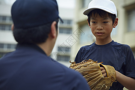 儿童男孩们学龄儿童男孩棒球运动员实践的投球画象图片