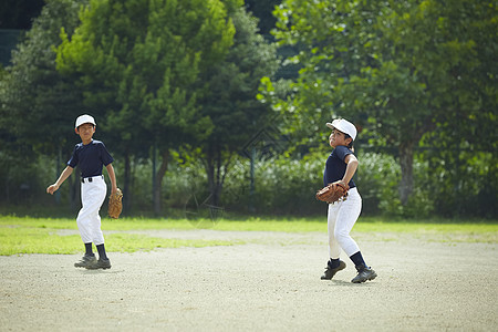 通体田地选手练习少年棒球投球的孩子们图片