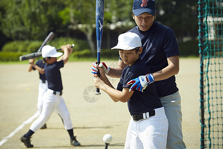 锻炼幼兽少年棒球联合会男孩棒球男孩实践的打击画象图片