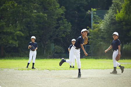 日本田地锻炼少年棒球练习比赛防守图片