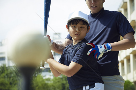 复制空间棒球选手小孩男孩棒球男孩实践的打击画象图片