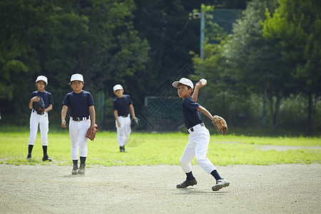 4人球场人物少年棒球练习比赛防守图片