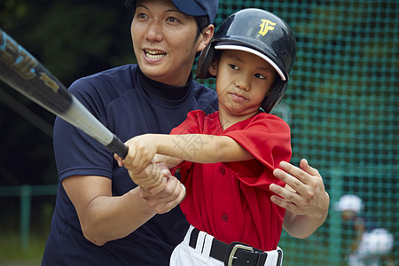 小朋友主管学龄儿童男孩棒球男孩练习击球图片
