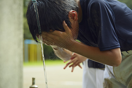 棒球棒球赛夏男孩棒球断裂水男孩洗涤的面孔图片