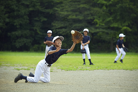 研修原野校园男孩棒球比赛男孩传染球背景图片