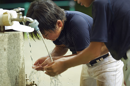 伸出男空白部分男孩棒球断裂水男孩洗涤的面孔图片