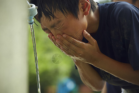 孩子幼兽男孩们男孩棒球断裂水男孩洗涤的面孔图片