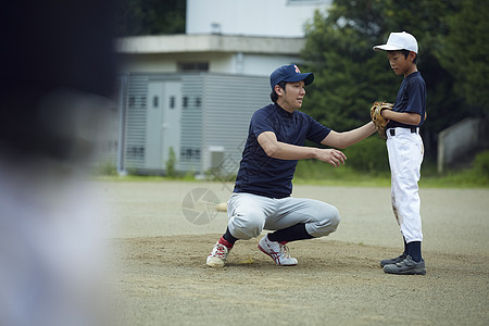 训练空白部分导演男孩棒球运动员实践的投球画象图片