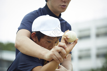 上司男孩们文稿空间男孩棒球运动员实践的投球画象图片