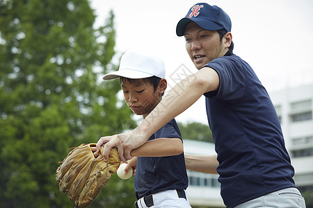 抵抗抛放弃男孩棒球运动员实践的投球画象图片