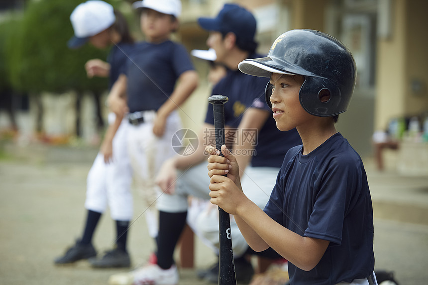 抵抗少年操场男孩棒球击球手画象图片
