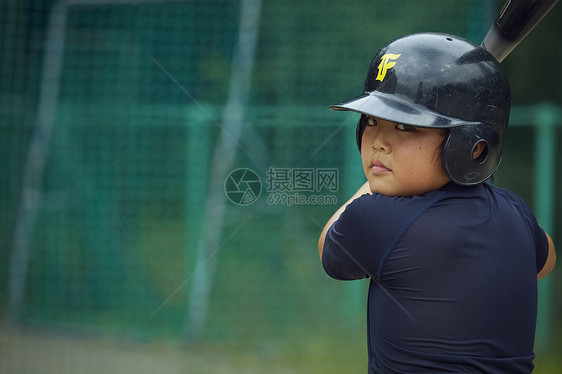 打棒球小男孩图片