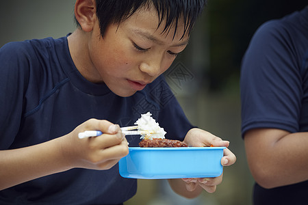 棒球少年吃盒饭图片